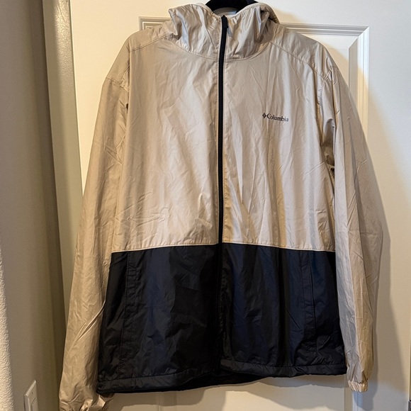 Columbia Men's Beige and Black Windbreaker